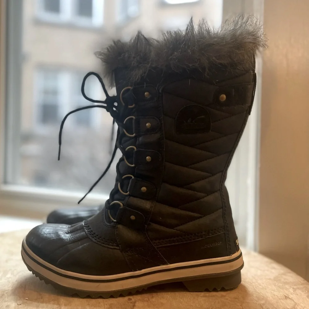 NWOT! Women’s Sorel Tofino II Black Snow/Rain Boots w/Grey Faux Fur Trim Sz 8